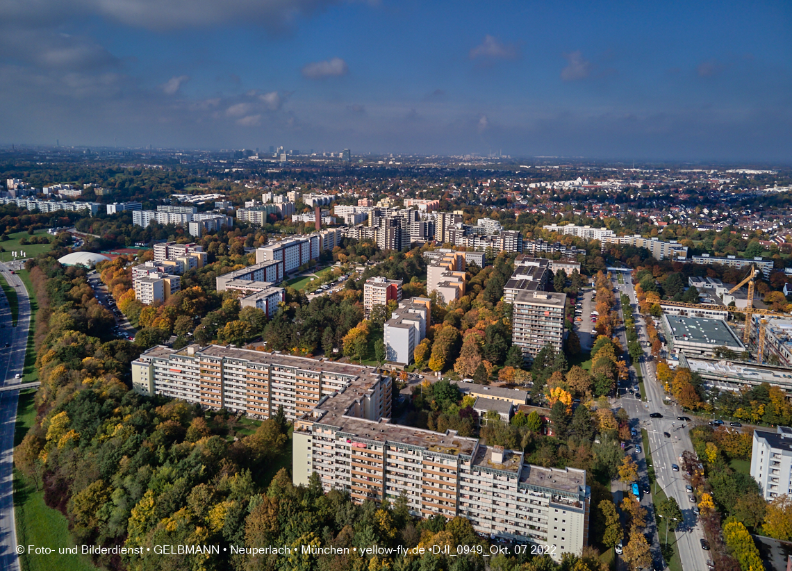 13.10.2022 - Das Marx-Zentrum und Wohnanlage Karl-Marx-Ring 52-62 in Neuperlach